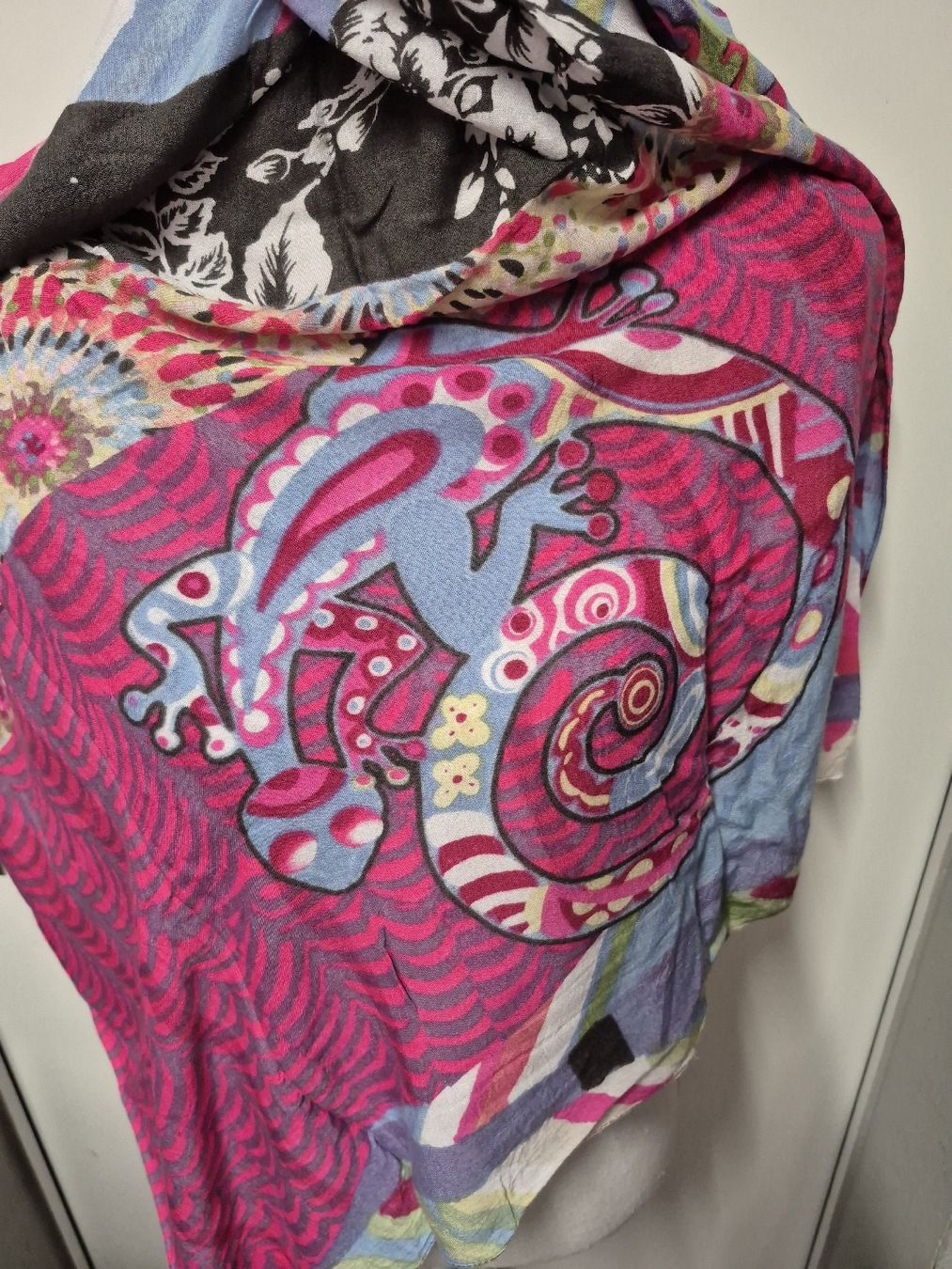 Desigual Foulard & Sciarpe: Desigual Schal / Halstuch buntes Muster – Usato da Merligen venduto da muss_haben 5