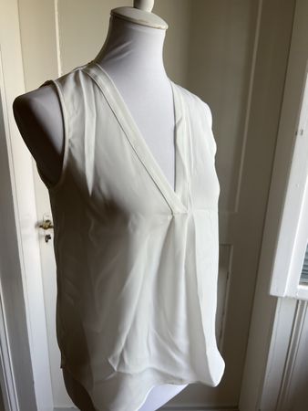 Neu: Weisses Top, Gr 38, ärmellos