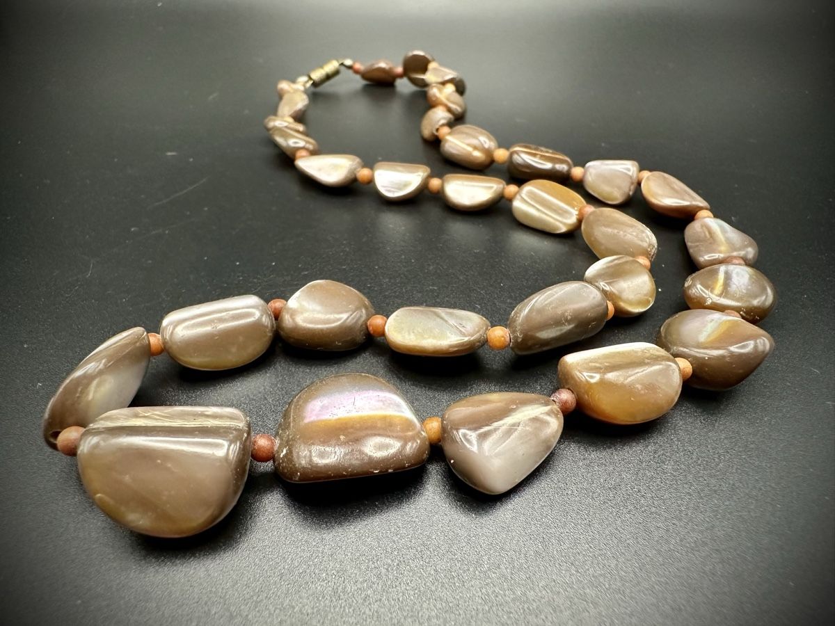 Catenine: Alte Halskette aus braunem Perlmutt – Usato da Lamone venduto da LaCantinaMagica 3