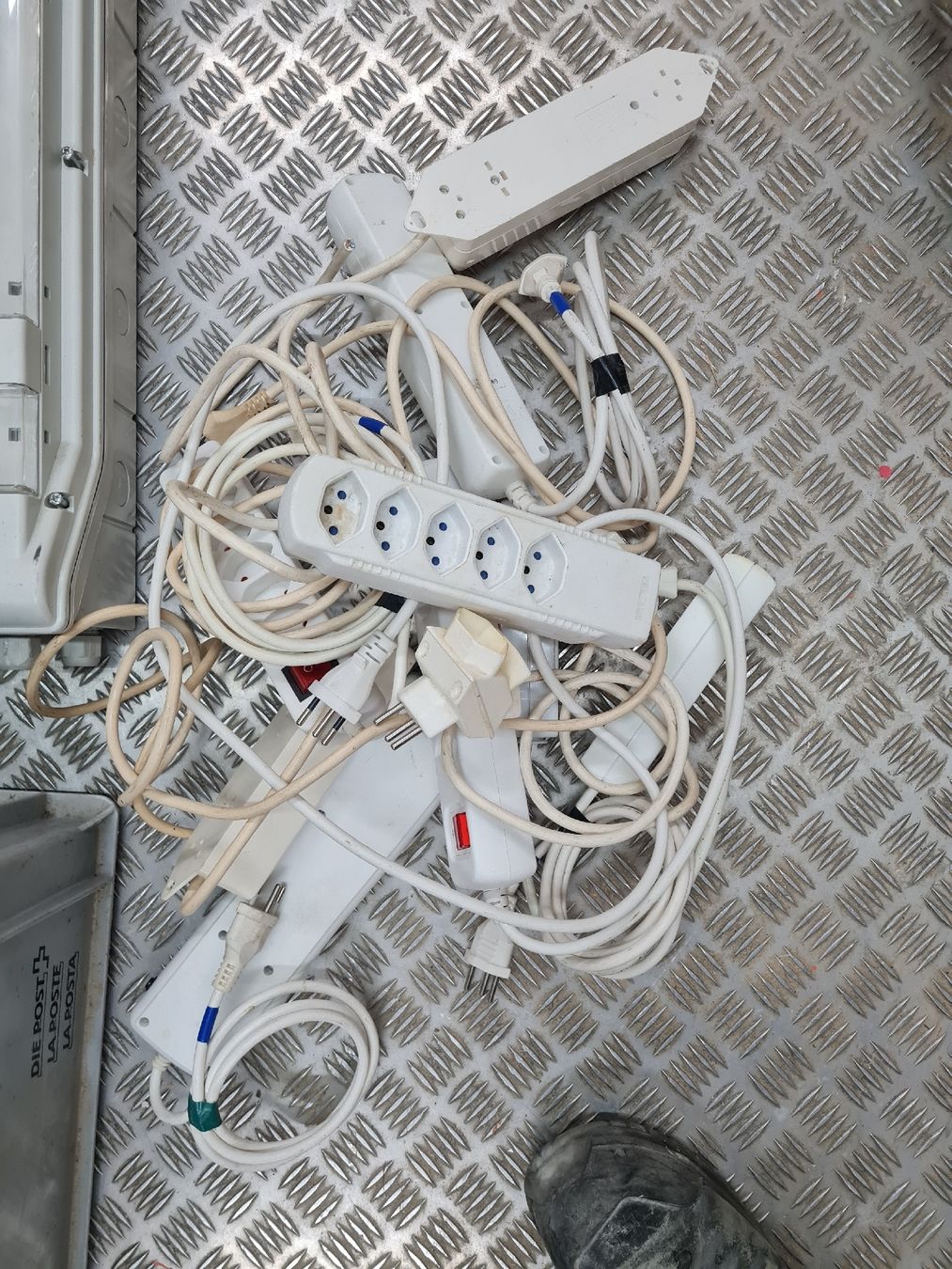 Alimentation électrique: divers matériels électriques  – D'occasion à Villarepos par jerjer22 3