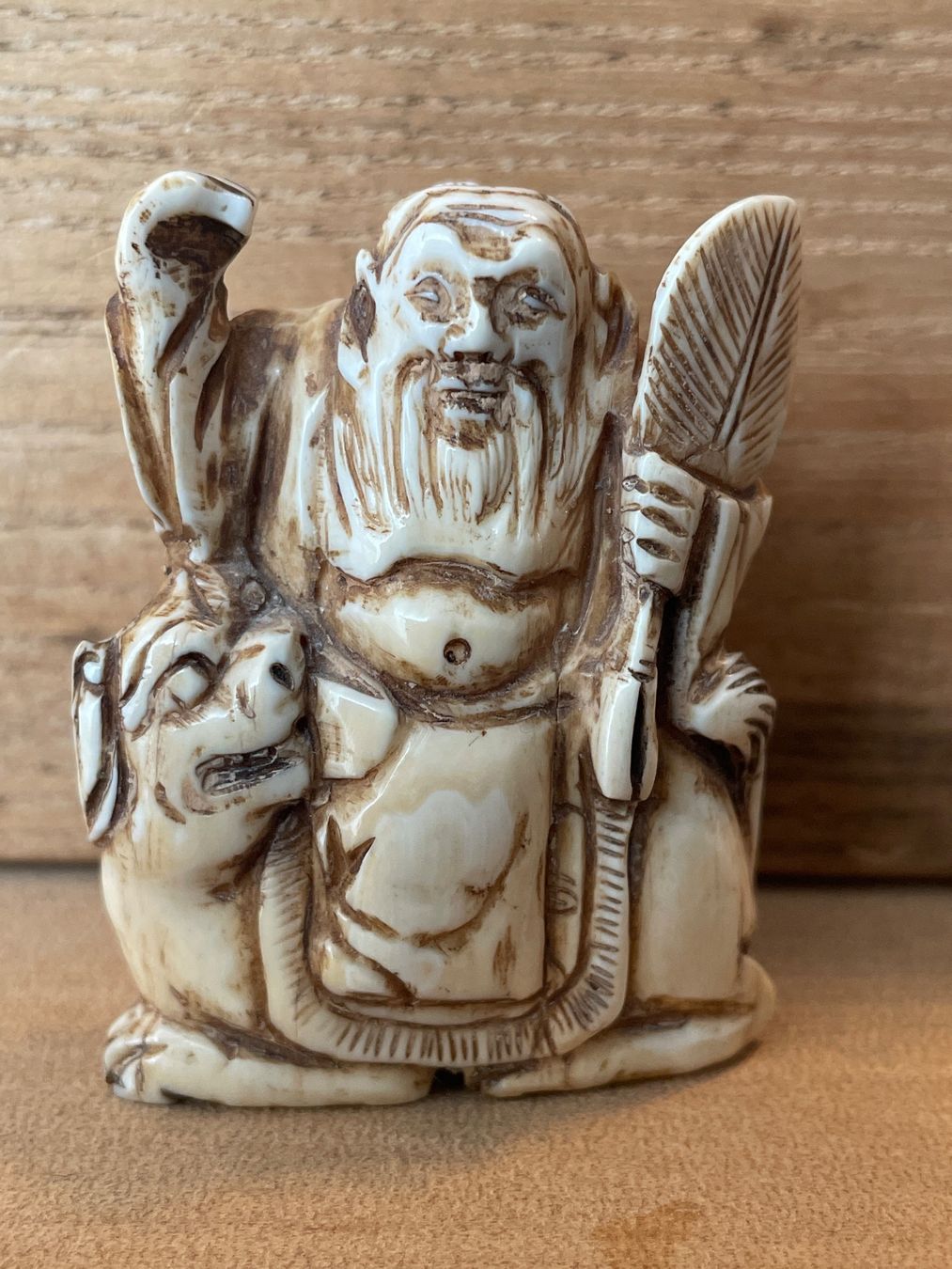 Statuette: Netsuke, Mönch mit Tempelhund – Usato da Embrach venduto da Gauvain1