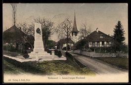 AK Rüderswil, Leuenberger-Denkmal u. Kirche, Ortspartie
