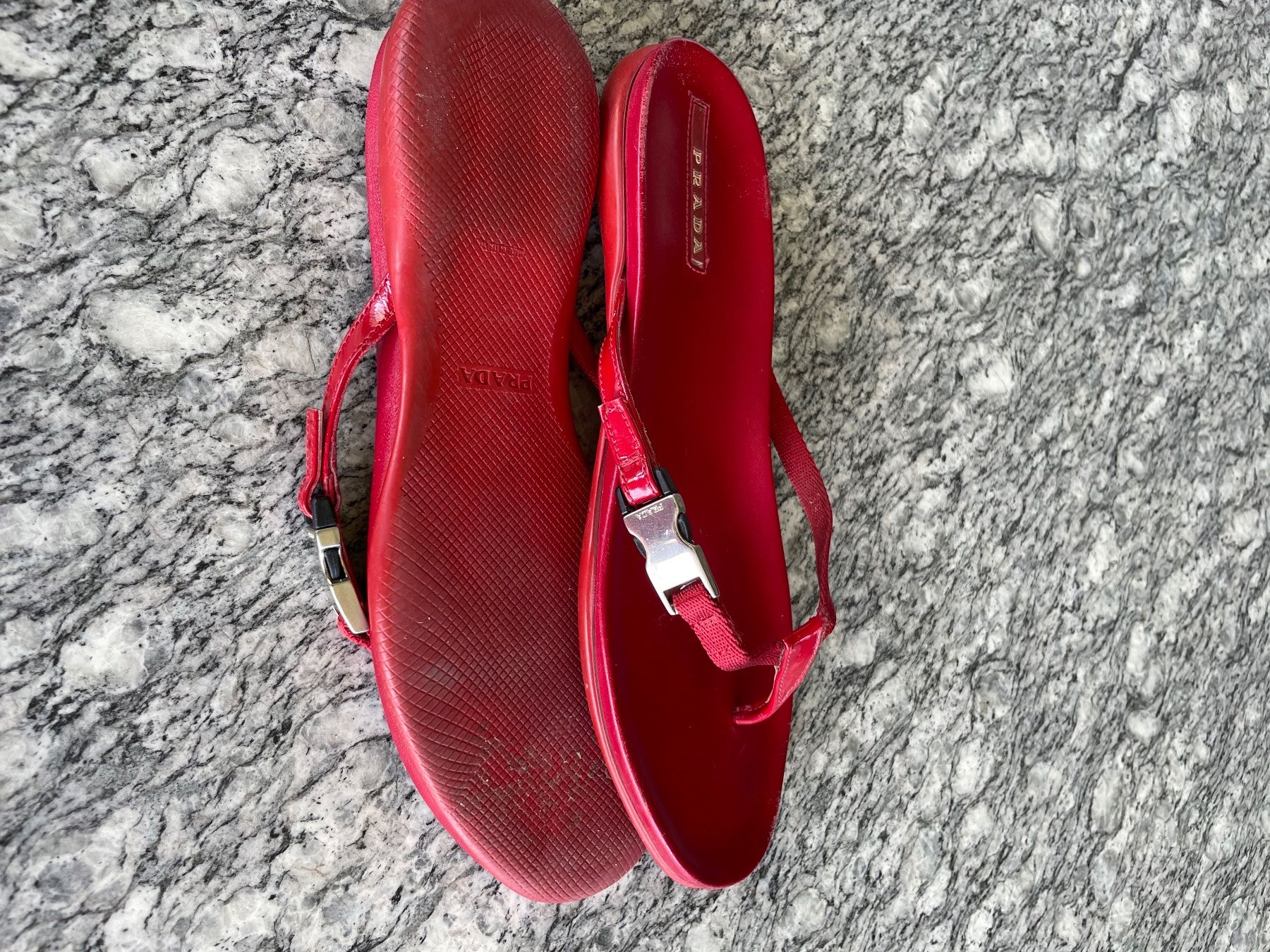 Prada Scarpe da donna: Flip-Flops von Prada, rot – Usato da Oberwil-Lieli venduto da Ciro03 3