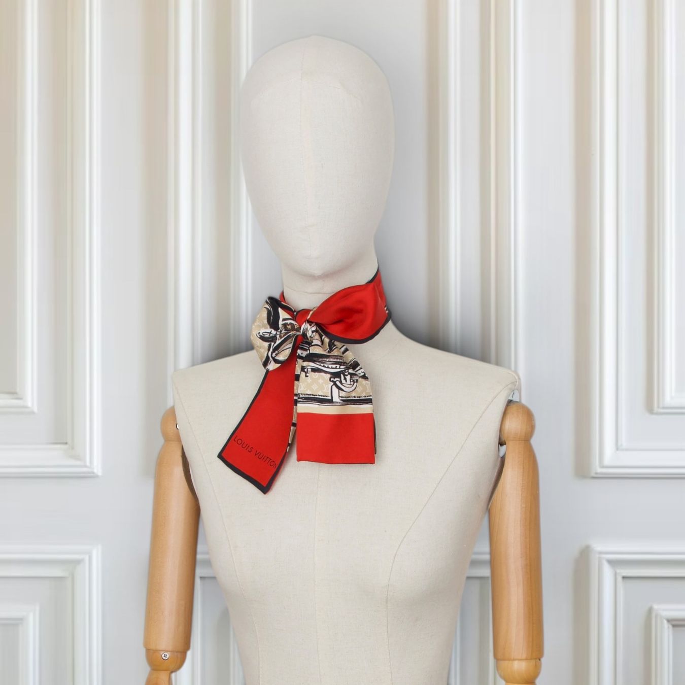 Louis Vuitton Foulard & Sciarpe: Louis Vuitton Bandeau Trunks beige/rot – Usato da Binningen venduto da Designerlabels 1