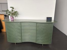 Geschwungenes Vintage-Sideboard in Grün mit goldenen Griffen