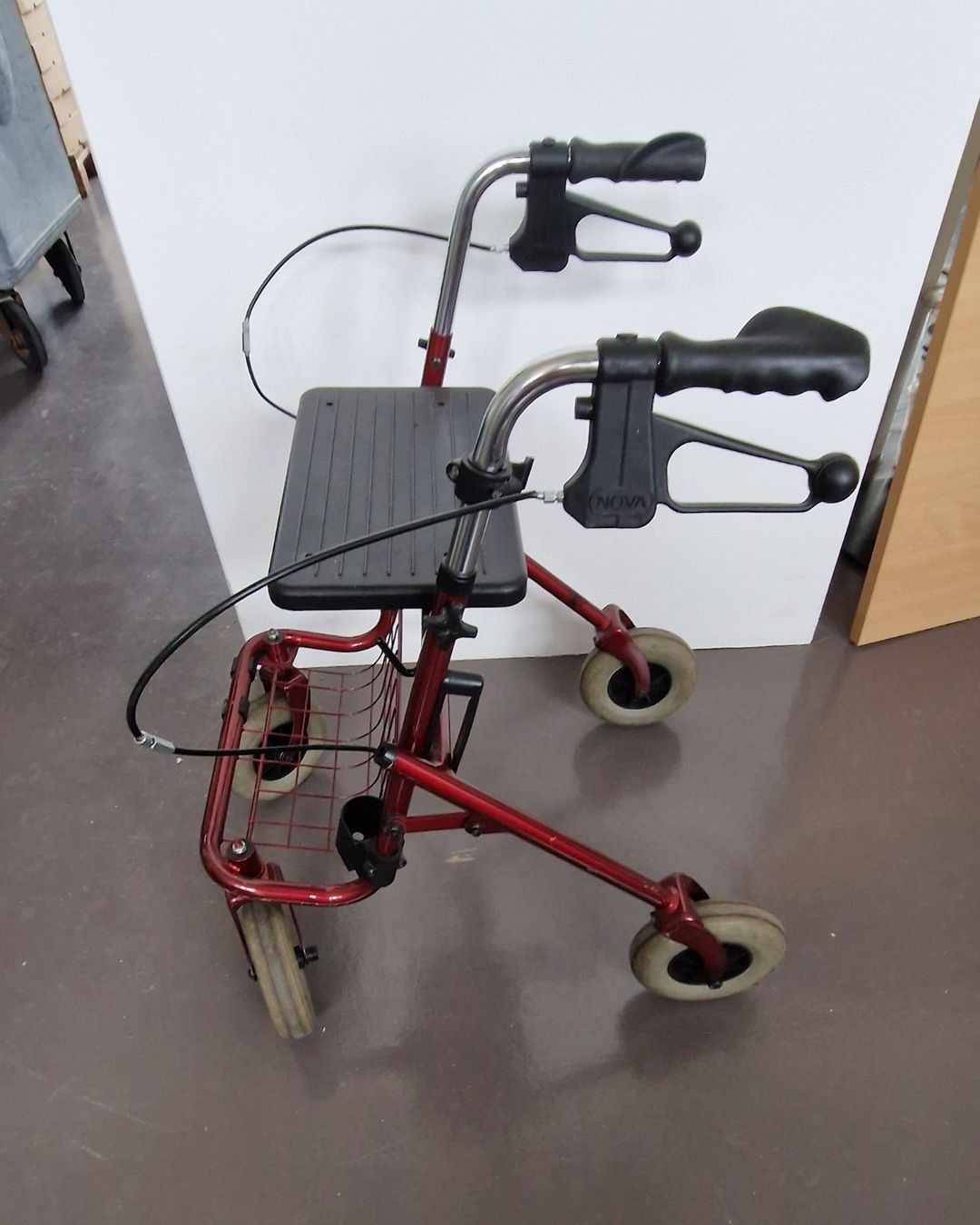 Ausili per la deambulazione: Rollator Farbe Rot Nr. 14 – Usato da Niederbipp venduto da Trude04 1