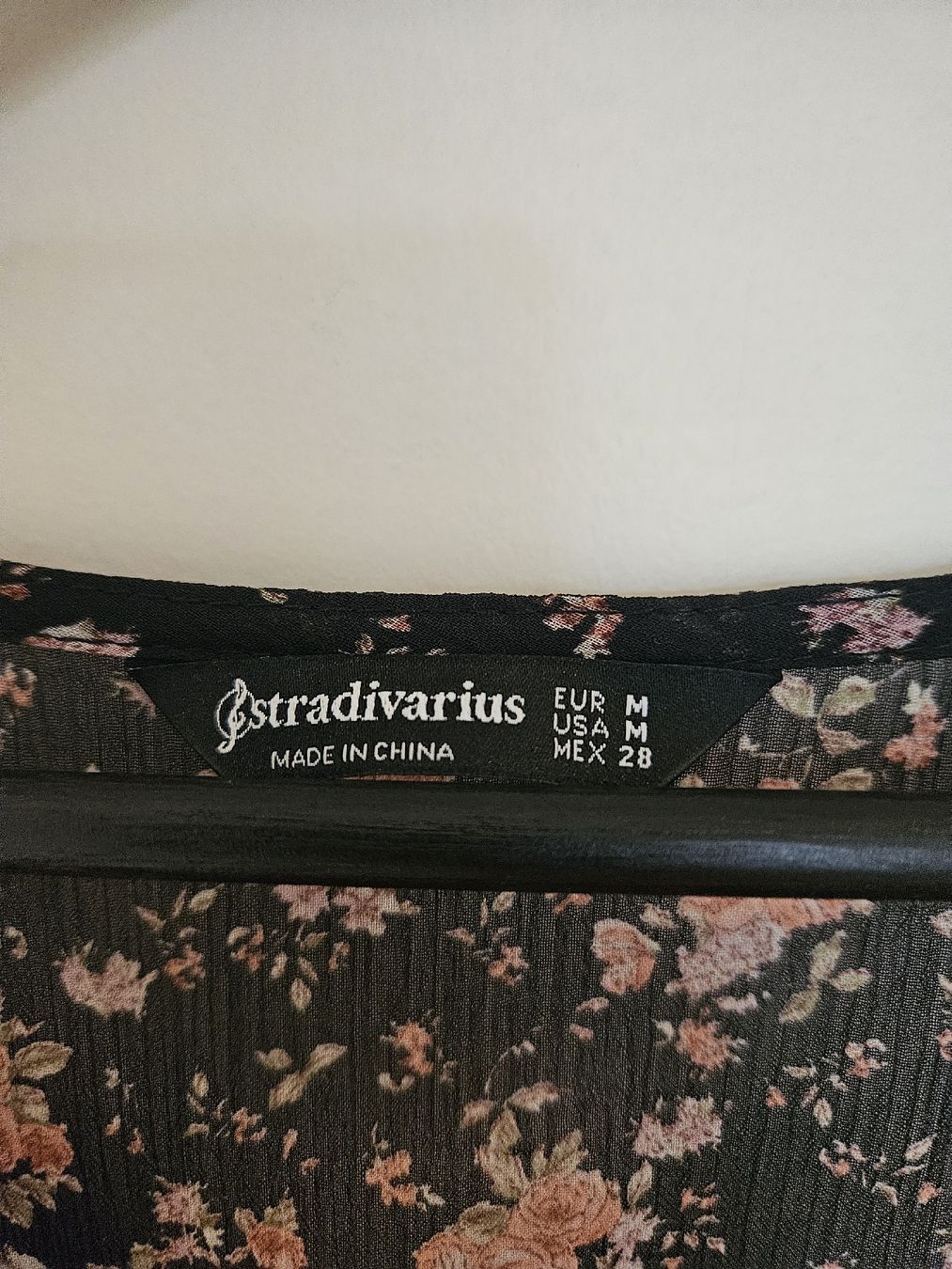 Stradivarius Vestiti: Robe courte Stradivarius à fleurs noire taille M – Usato da Genève venduto da chichiii 2