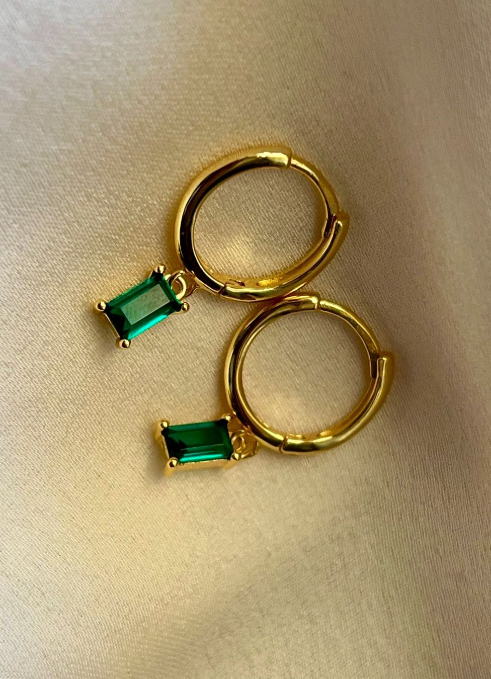 Ohrringe & -stecker: Mini-créoles en acier doré et zircons verts – Neu und originalverpackt aus Thônex von Swiss-Jewels 1