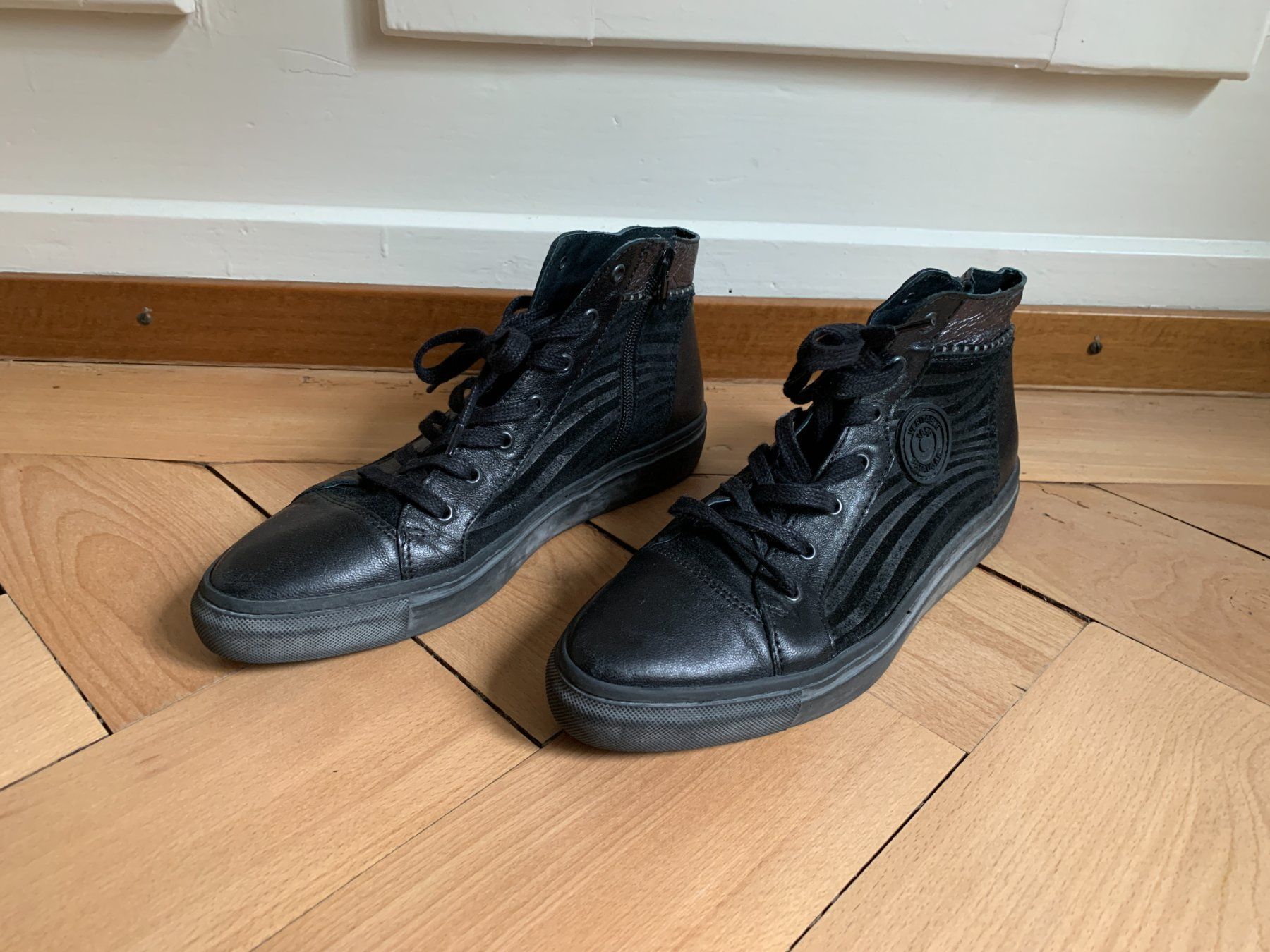 Chaussures femmes: PATAUGAS - Leder Sneaker schwarz 40 – D'occasion à Zürich par Diazaio