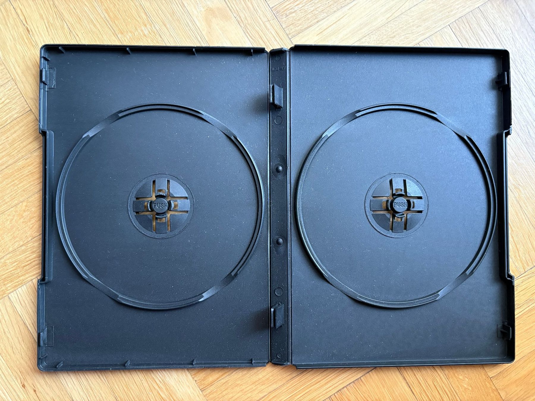 Tutti i DVDs: 4 DVD-Hüllen für 2 Discs – Nuovo (secondo la descrizione) da Zürich venduto da Malcom 4