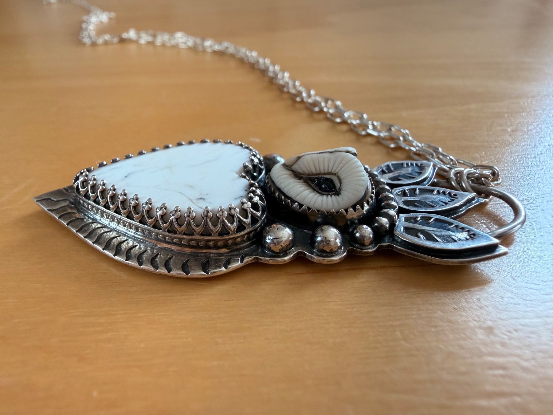 Catenine: Kette mit LAURA MEARS Eule und WHITE BUFFALO – Nuovo e nell'imballaggio originale da Frauenfeld venduto da Scleo 4