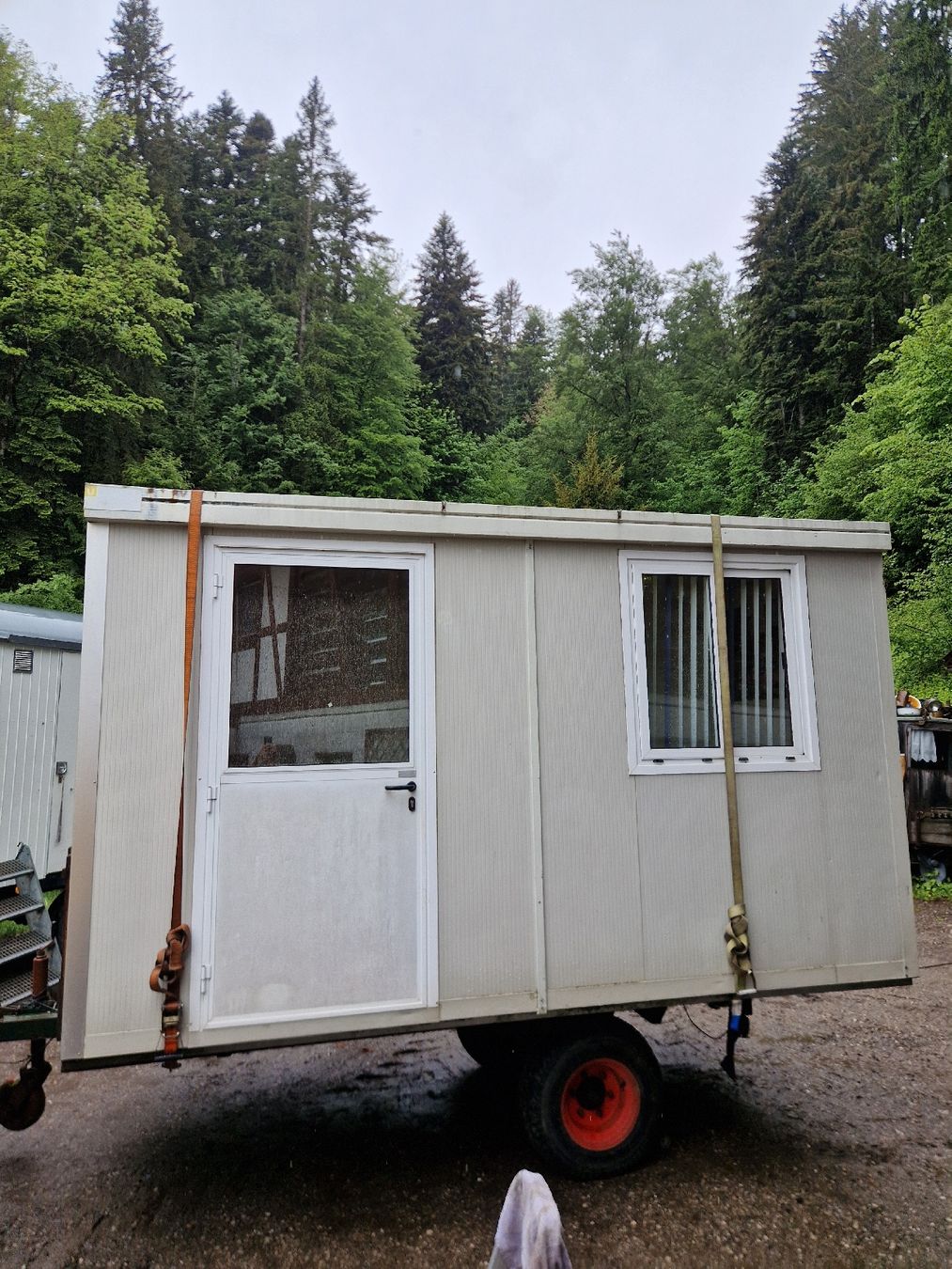 Baucontainer: Bürocontainer mit Fahrwerk – Gebraucht aus Sumiswald von ForstCounty 8