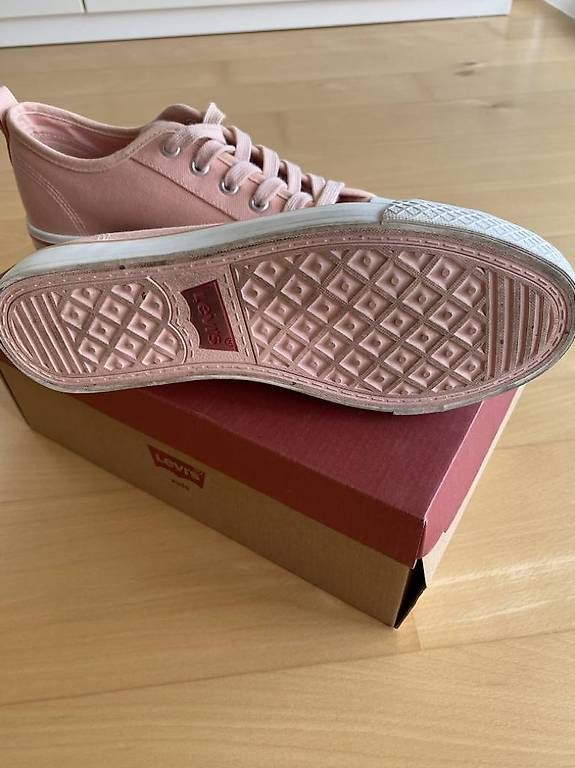 Scarpe da donna: VD baskets Levis taille 39 – Usato da Montreux venduto da HMA3 2