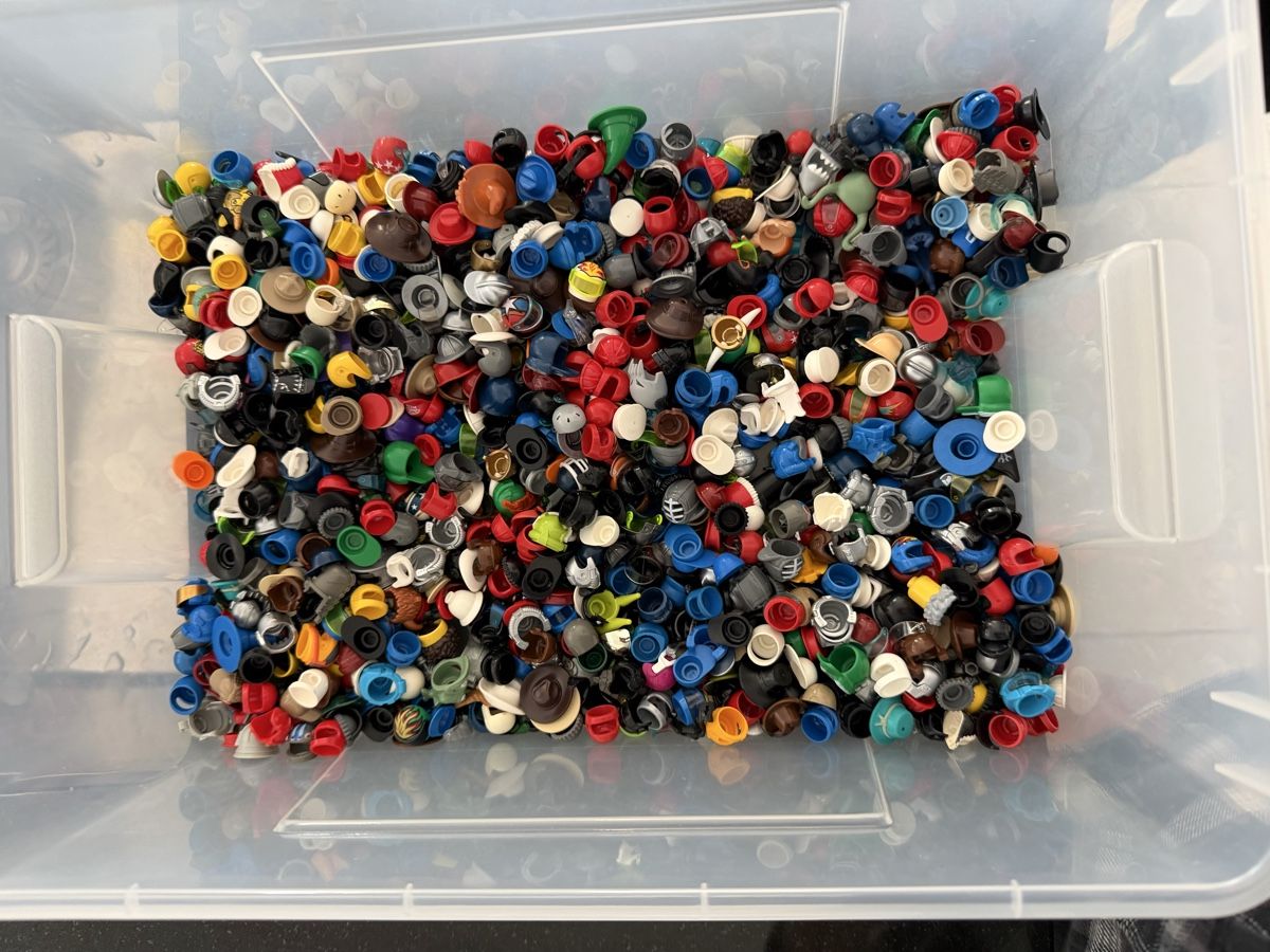 Lego Spielzeuge: 100gr.— Lego Helme  & Kopfbedeckungen. – Gebraucht aus Rheinfelden von zim_2hqc 4