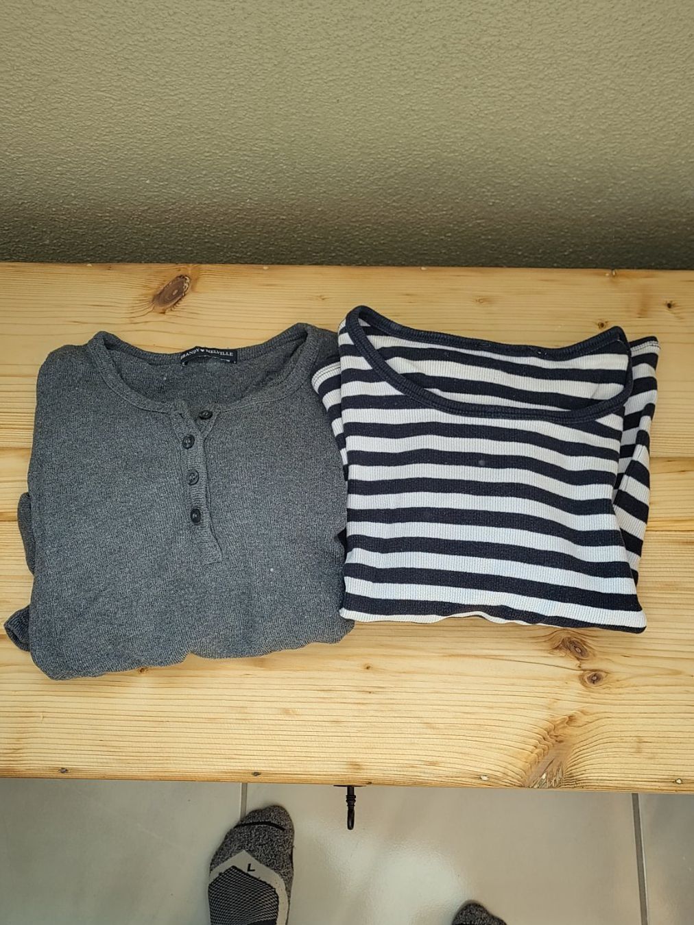Pullover & Sweatshirts: Zwei Langarmshirts / dünne Pullover – Gebraucht aus Stäfa von mic_b7td