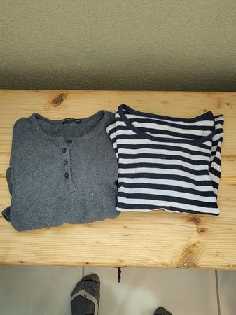 Zwei Langarmshirts / dünne Pullover