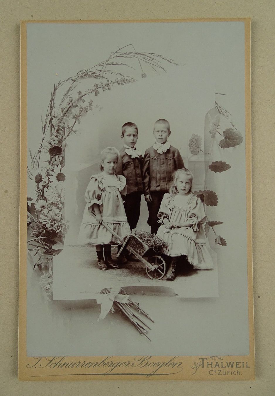 Posters & Illustrations: 2 KINDERFOTOS, CABINET-FORMAT UM 1900 – D'occasion à Grüningen par Kartensammler 1