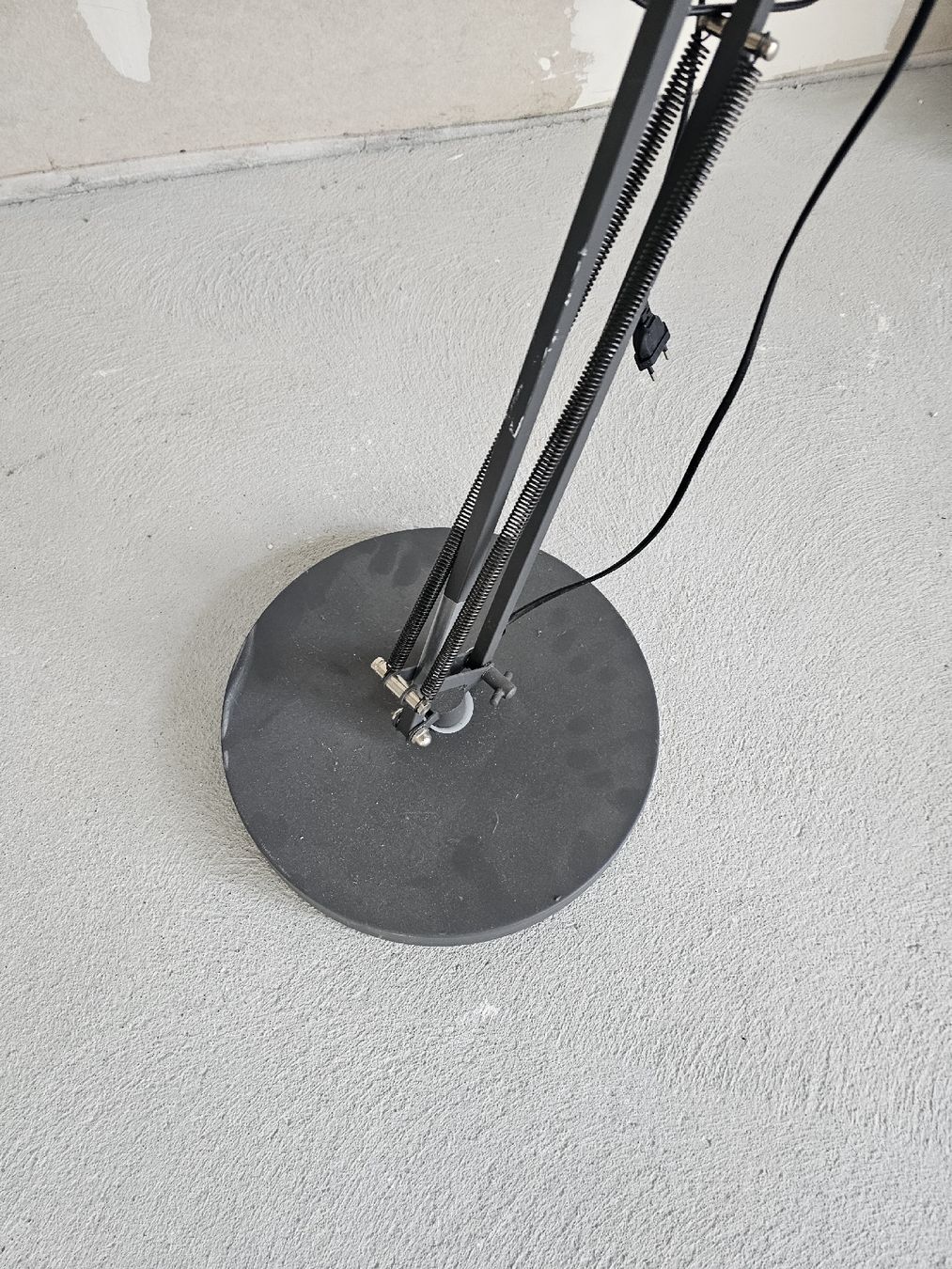 Lampade: Industrial Style Stehlampe in Grau – Usato da Zürich venduto da TrueTrade 1