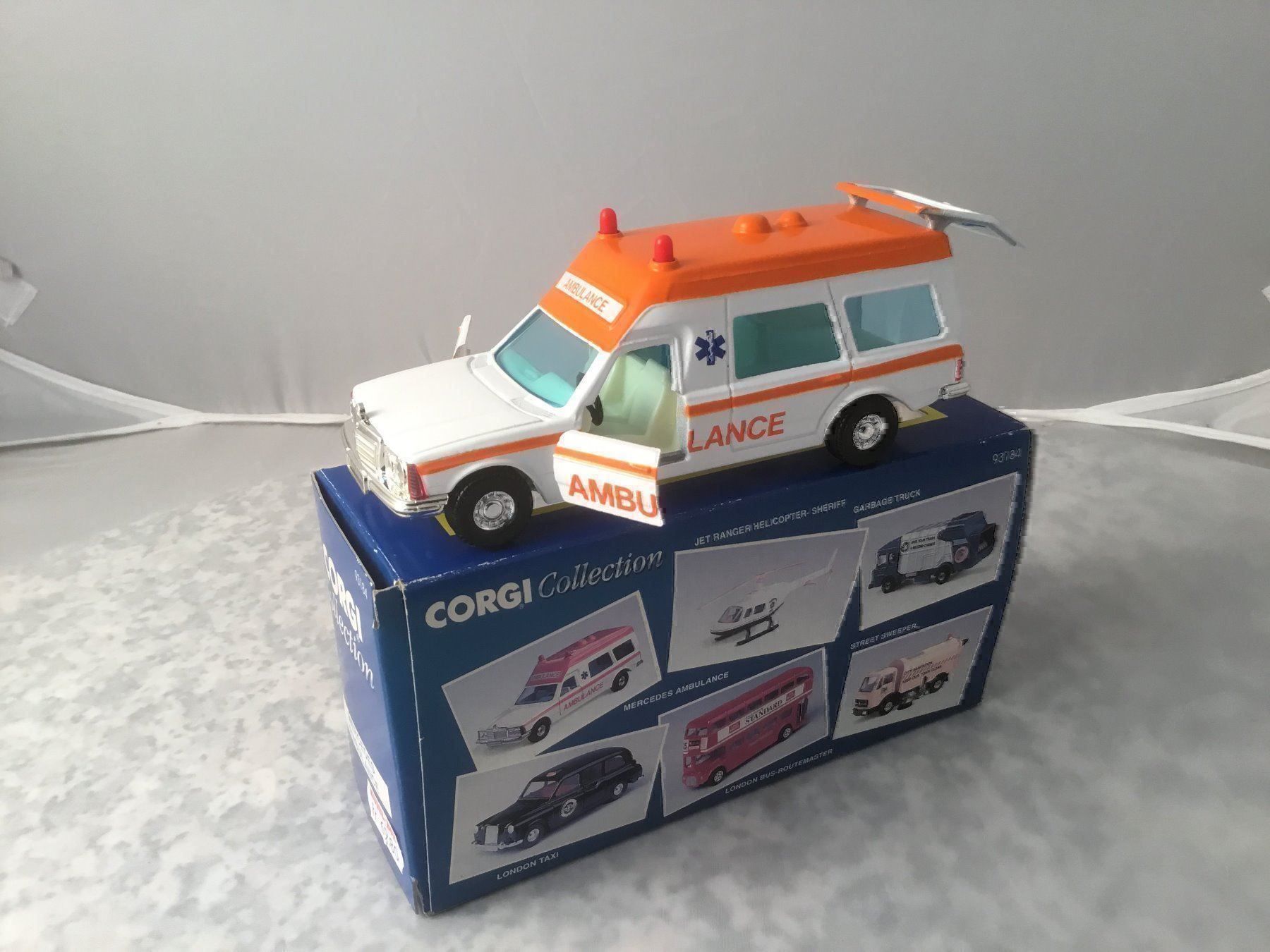 Mercedes-Benz Modellini d'auto: Mercedes-Benz Ambulance, – Nuovo e nell'imballaggio originale da Erlenbach im Simmental venduto da Model_box 2