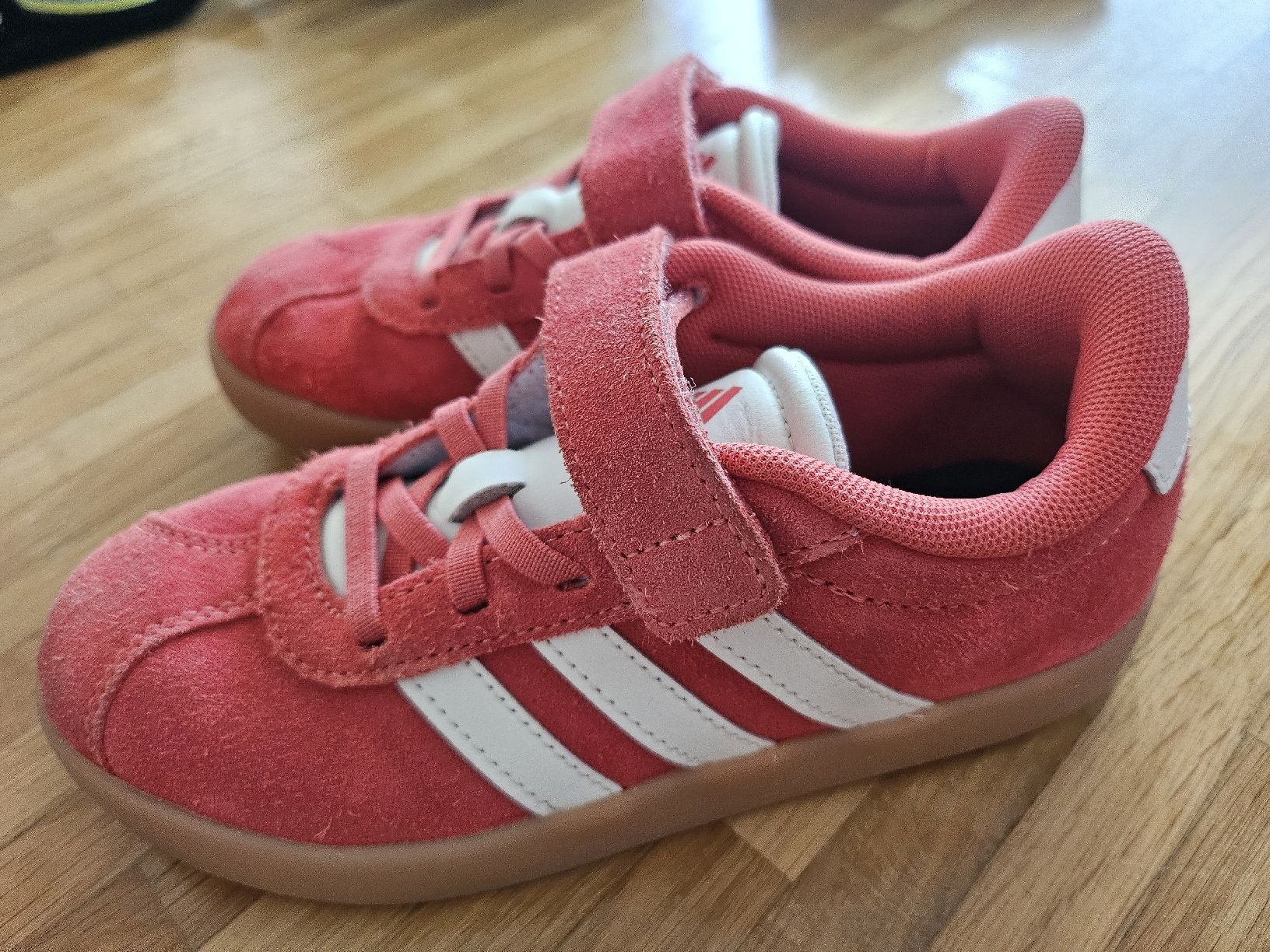 Adidas Herrenschuhe: NEUE Adidas Kinder Turn- oder Hallenschuhe Gr. 30.5 Coralrot – Neu und originalverpackt aus Rapperswil SG von dslemer 1