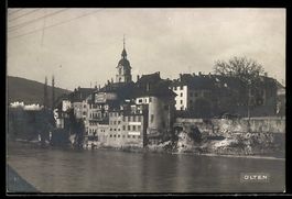 AK Olten, Häuserzeile an der Flussfront mit Kirchturm u. Mau