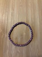 Elegantes Armband mit lila Strass-Steinen