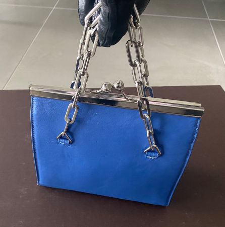 Borsa blu in vera pelle con catena