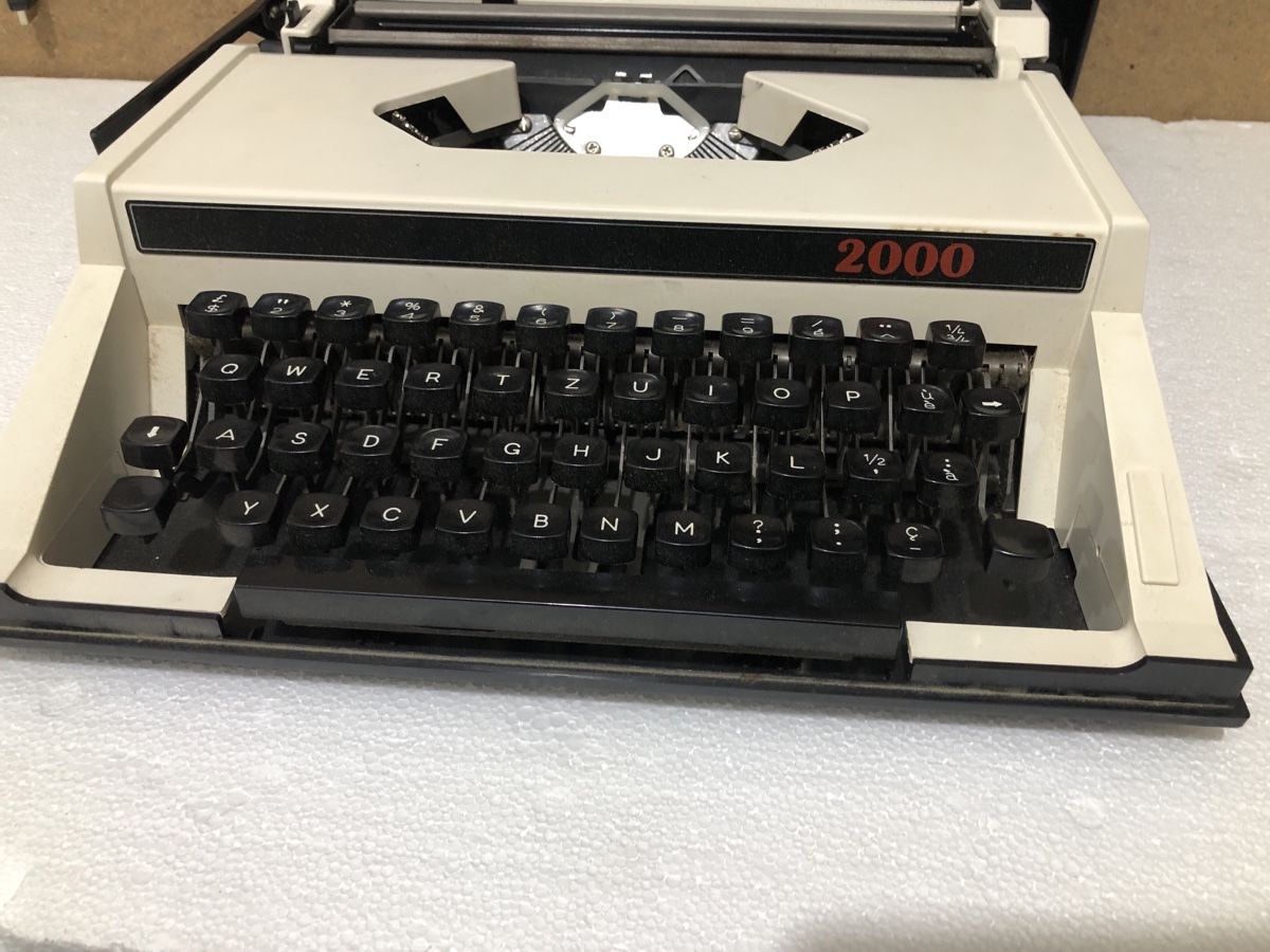 Macchine da scrivere: Vintage Schreibmaschine 2000 – Usato da Biel-Bienne venduto da alos07 1
