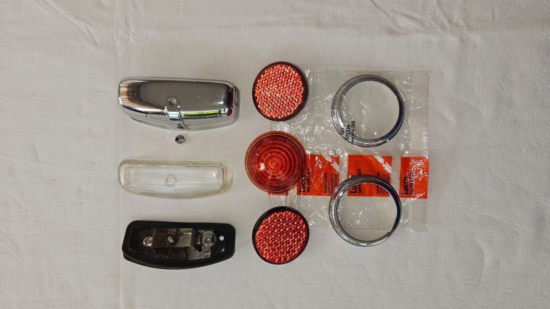 MG Toutes les pièces auto: MG / MGA Nummerbeleuchtung u. Blinkerglas rot – D'occasion à Birmenstorf AG par Airea