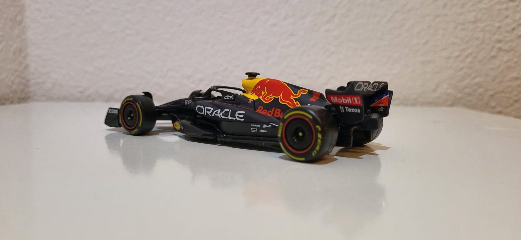 Bburago Modellautos: Formel 1          Redbull und Ferrari    1/43 – Neu (gemäss Beschreibung) aus Bottenwil von Toyscout 4
