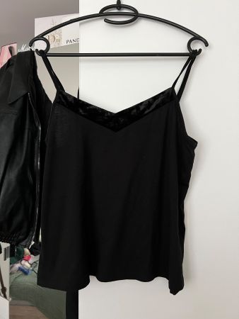 Schwarzes Top mit V-Ausschnitt Gr. M