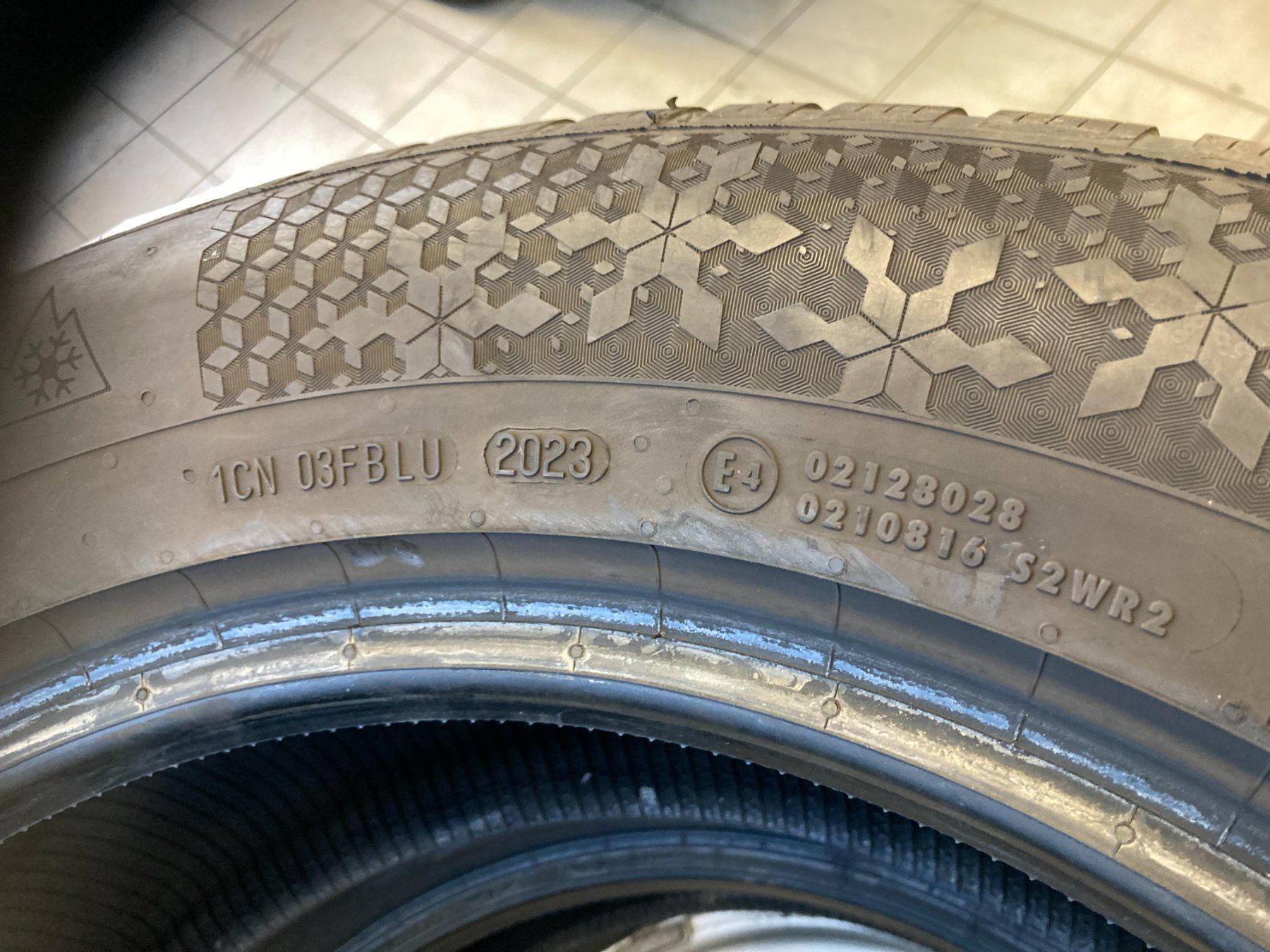 Continental Pneumatici & Ruote complete: Winterpneu 235/60R18 Continental – Usato da Cham venduto da WB2223 5