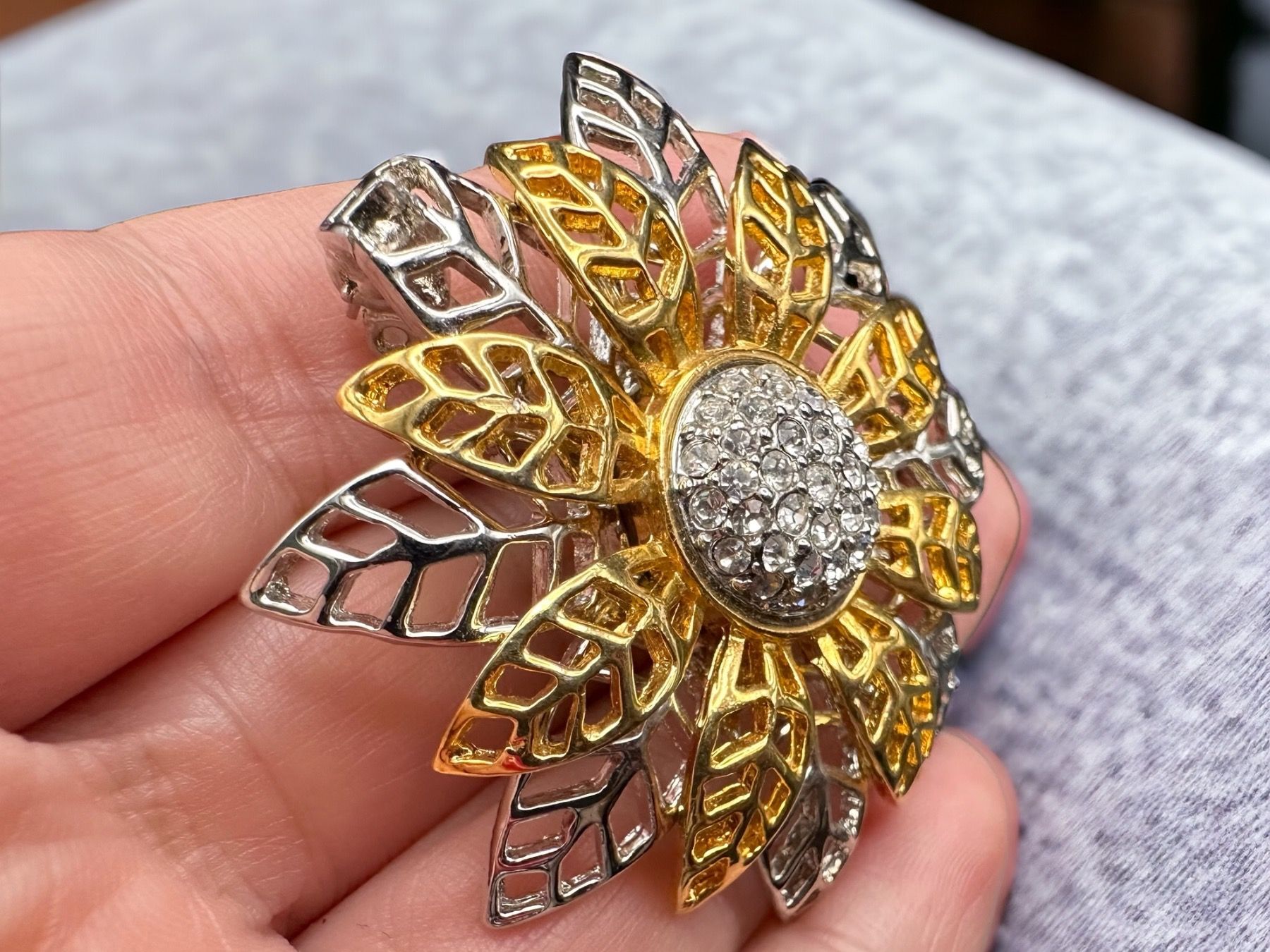 Broschen & Nadeln: Zweifarbige Brosche mit Strass, Vintage – Gebraucht aus Lamone von LaCantinaMagica 6