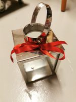 Windlicht/Laterne aus Metall, mit rotem Band