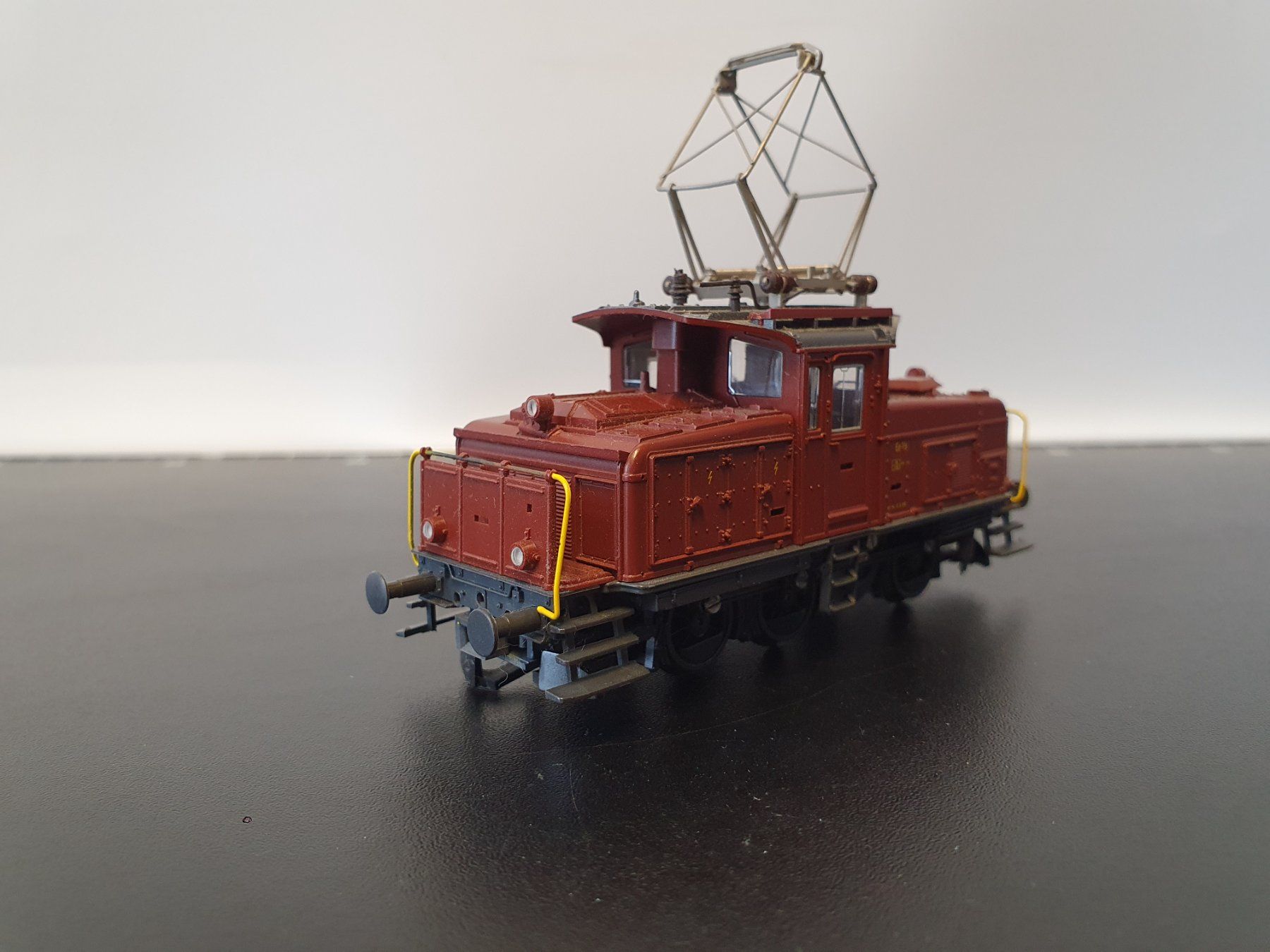 Roco Modellini di ferrovie: ROCO:DC: SBB Ee 3/3 BRAUN VITRINENMODELL – Usato da Biglen venduto da taunus82 1
