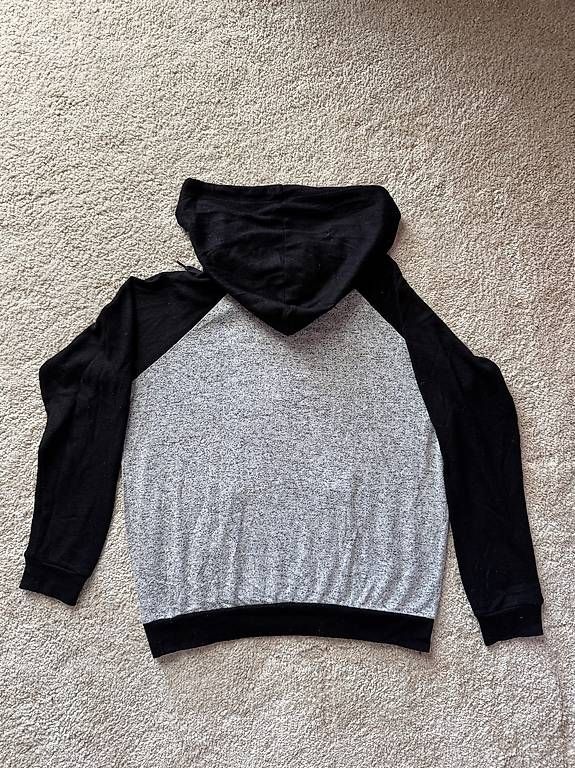Pullover & Sweatshirts: Pull à capuche gris et noir Taille M – Gebraucht aus Bollion von cha_jm6h 1