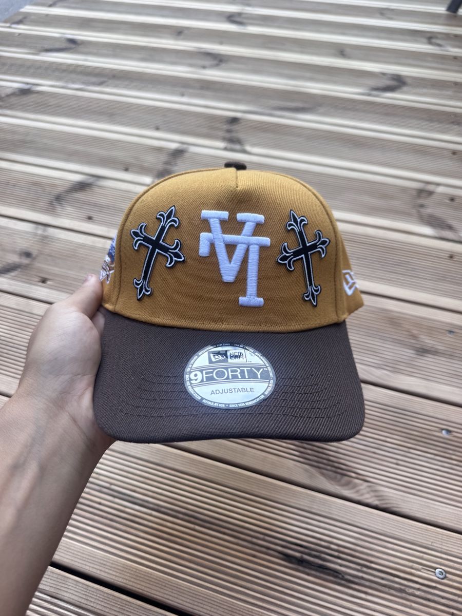 New Era Copricapi, berretti & cappellini: New Era Custom LA Gothic Cross Snapback Cap – Nuovo e nell'imballaggio originale da Caviano venduto da reselleo