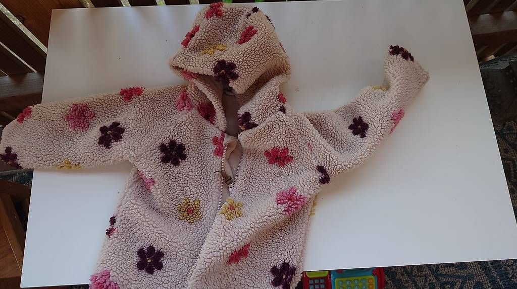 Giacche & Cappotti: Süsse Fleecejacke mit Blumenmuster Gr. 92 – Usato da Riniken venduto da canadiandream86