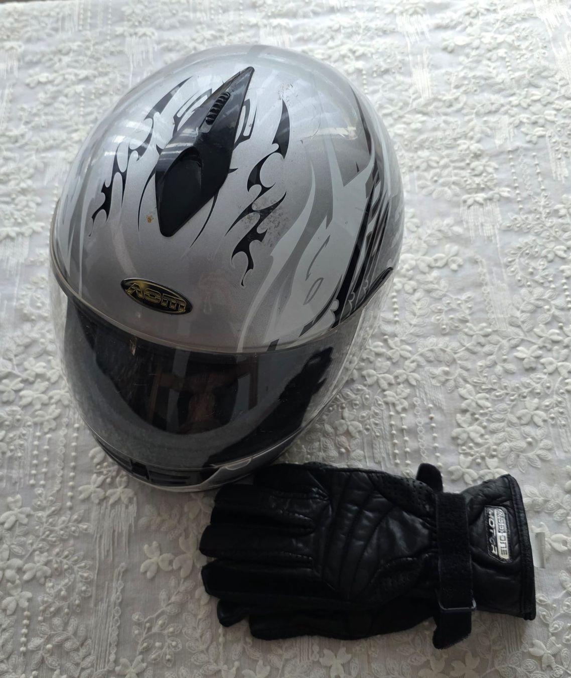 Caschi & visiere: Motorradhelm mit Handschuhe, Grösse M. Super Angebot! – Usato da Rheinsulz venduto da Dred 1
