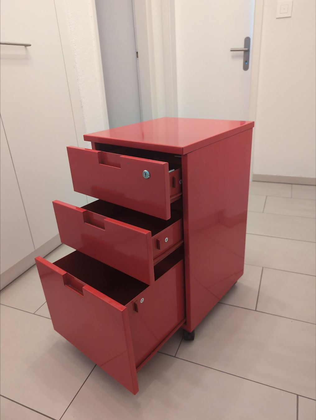 Eléments de bureau: Roter Rollcontainer 3 Schubladen abschliessbar Metall – D'occasion à Jona par ric_sq52