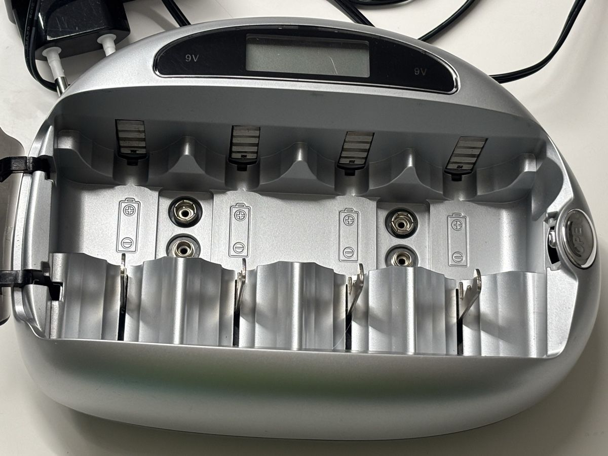 Energizer Caricatori & Batterie: Ladegerät für aufladbare Batterien – Usato da Uster venduto da Soly 2