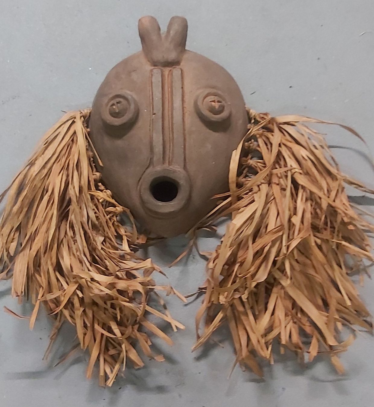 Internationale Kunst: Afrikanische Maske mit Basthaaren – Gebraucht aus Uffikon von Betterwo