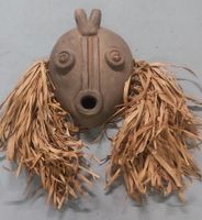 Afrikanische Maske mit Basthaaren