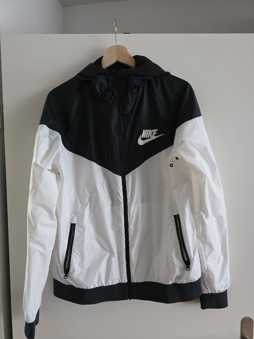 Giacche: Nike Windstopper Schwarz-Weiss Grösse M – Usato da Ostermundigen venduto da Santini19