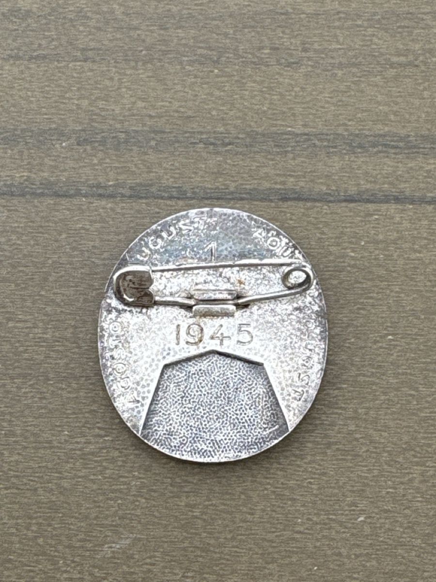 Plaquettes & Badges: Abzeichen Mutter Kind Kreuz 1945 . Zustand siehe Bilder – D'occasion à Basel par Fischstabli 1