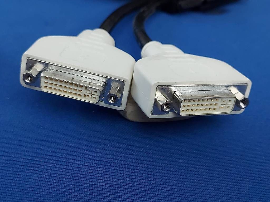 Adattatori: DMS-59 auf 2 DVI 24+5 Adapter / Splitter – Usato da Schafisheim venduto da Kef1 2
