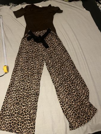 Damen Zweiteiler mit Leopardenmuster. 