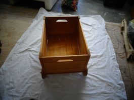 Spielzeugkiste auf Rädern aus Holz