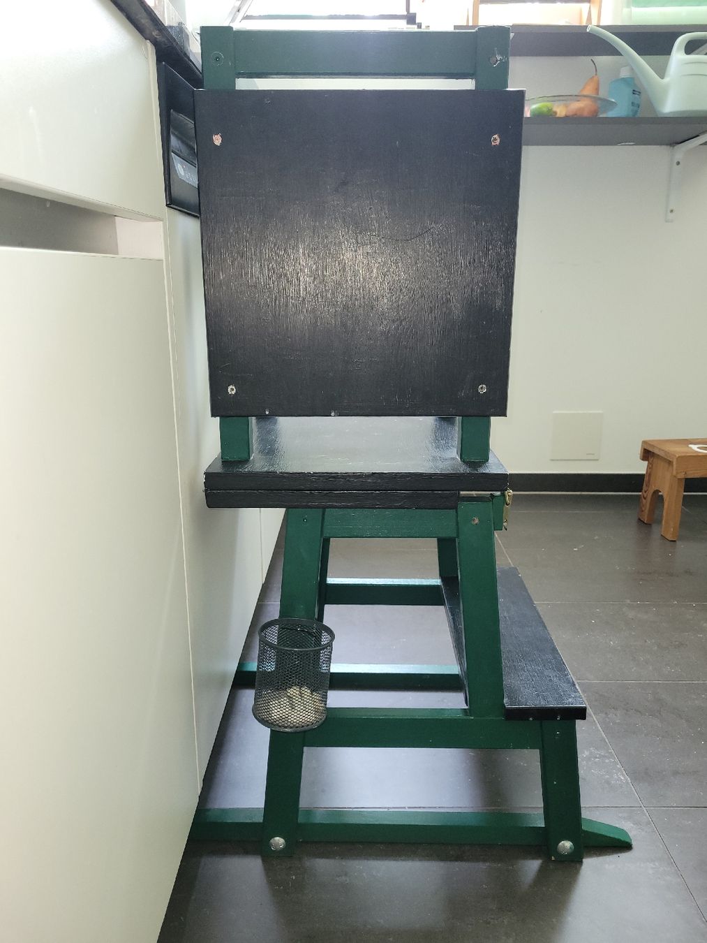 Scale: Multifunktionaler Lernturm/ Kindertisch mit Tafel – Usato da Uster venduto da Yayavanna 5