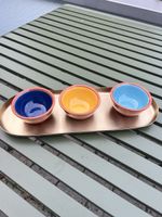 Drei kleine Schalen auf Serviertablett, neuwertig